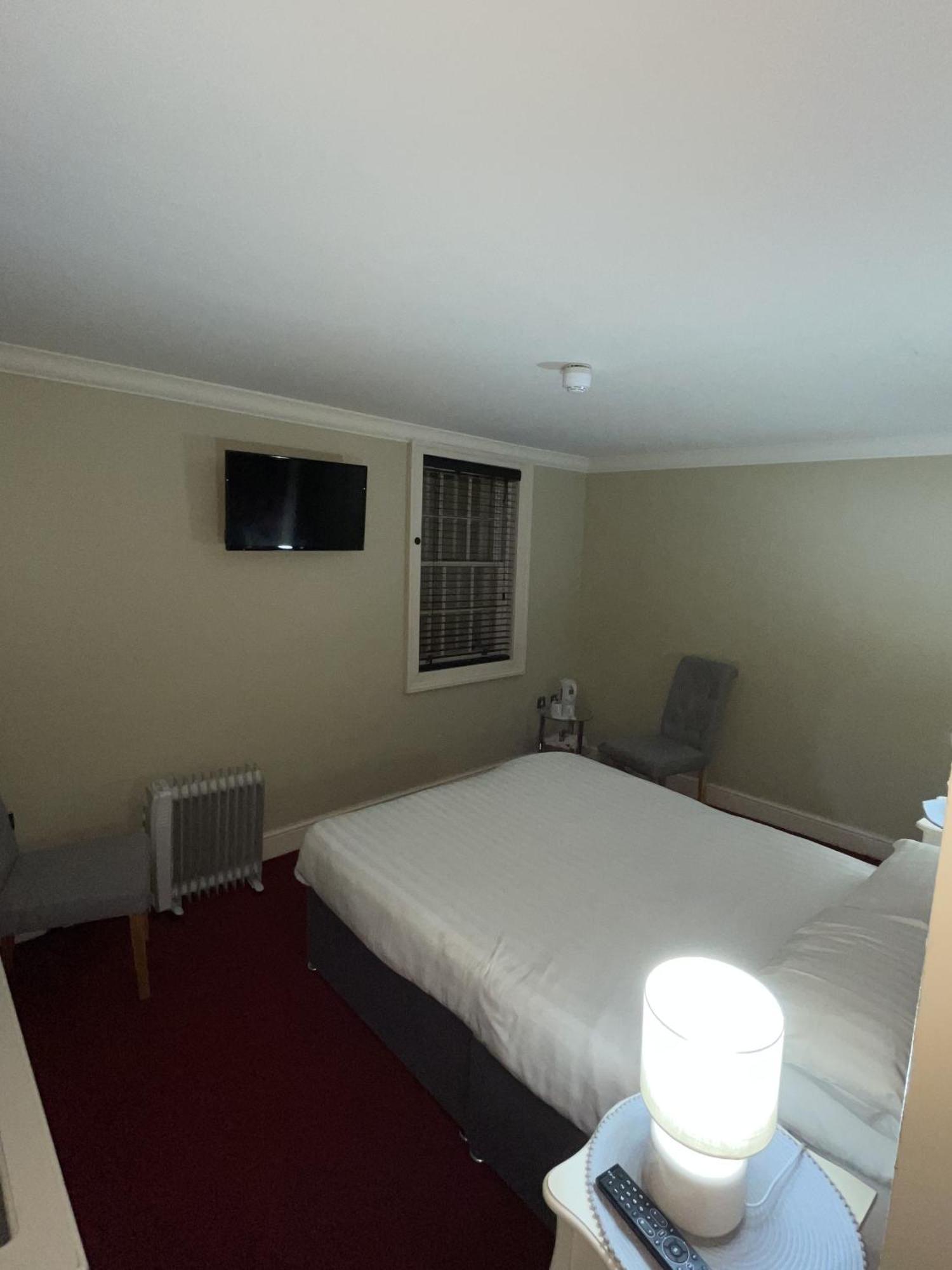 The Commercial Bar & Hotel Честер Номер фото