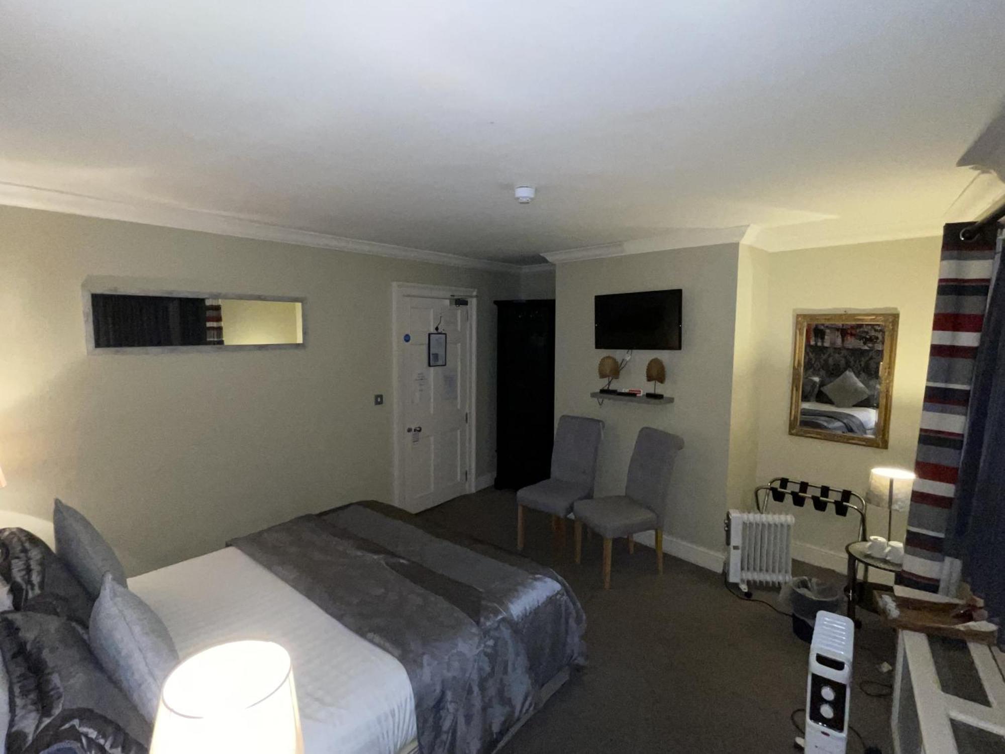 The Commercial Bar & Hotel Честер Номер фото