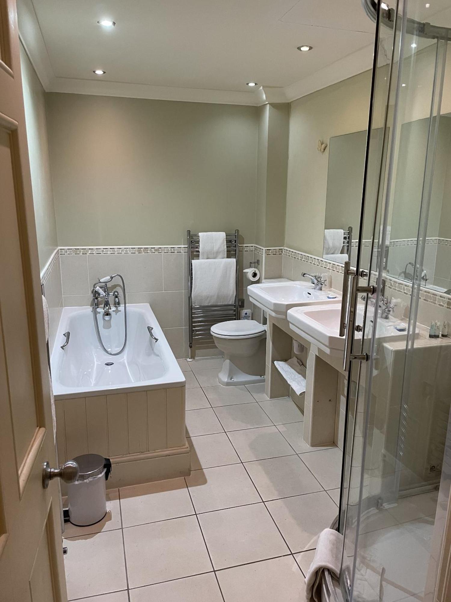 The Commercial Bar & Hotel Честер Номер фото