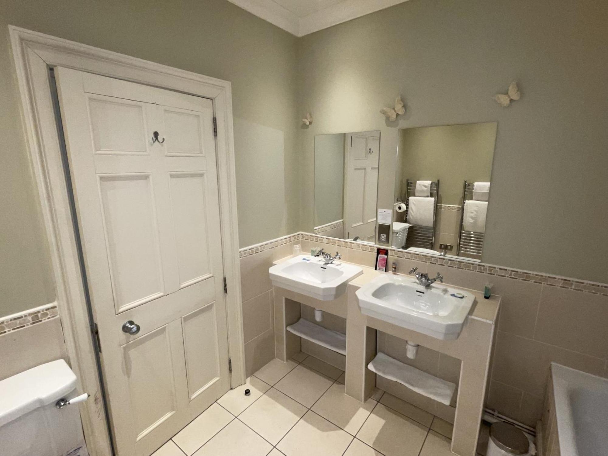 The Commercial Bar & Hotel Честер Номер фото